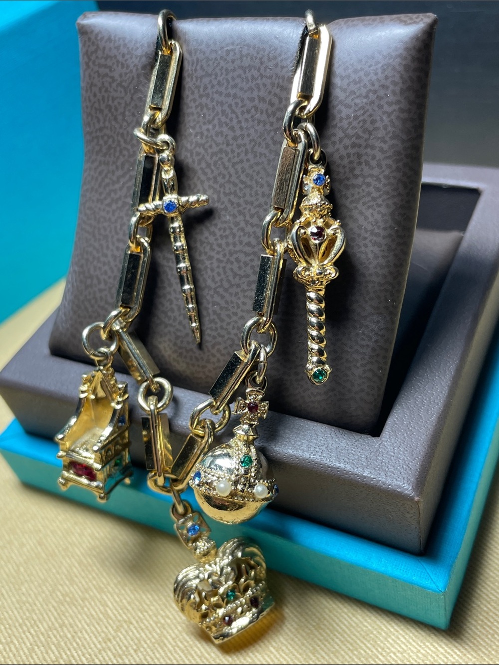 Rare Vintage Coro GoldTone Charm Bracelet Coronation/Royal Inspired Like New - Picture 12 of 16
